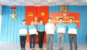 Liên đoàn Lao động huyện Cầu Ngang: Khen thưởng cho nhiều cá nhân, tập thể thành tích xuất sắc trong phong trào thi đua lao động giỏi và xây dựng tổ chức công đoàn vững mạnh năm 2019
