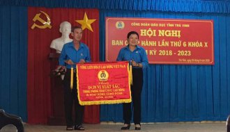 Công đoàn Giáo dục tỉnh Trà Vinh: Nhận Cờ thi đua của Tổng Liên đoàn Liên đoàn Lao động Việt Nam