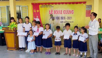 Công đoàn ngành Giáo dục tỉnh Trà Vinh: Tặng 100 suất học bổng cho học sinh khó khăn nhân dịp năm học mới