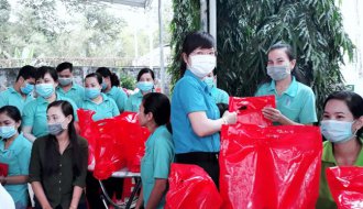 Liên đoàn Lao động huyện Châu Thành:Không tổ chức Tết sum vầy, đến tận doanh nghiệp tặng quà cho đoàn viênvà người lao động