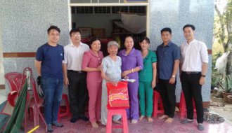 Công đoàn ngành Giáo dục và Sở Giáo dục – Đào tạo: Thăm và tặng quà quý mẹ Việt Nam anh hùng và giáo viên bệnh hiểm nghèo