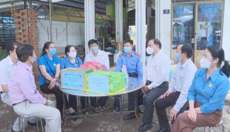 Công đoàn ngành Y tế tỉnh Trà Vinh: Thăm, tặng quà các chốt kiểm soát dịch bệnh Covid – 19 trên địa bàn tỉnh