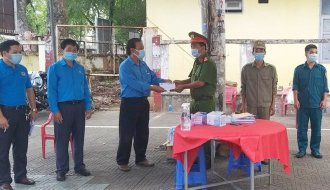 Liên đoàn Lao động thành phố Trà Vinh: Thăm và tặng quà lực lượng tại các chốt phòng, chống dịch COVID-19