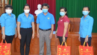 Liên đoàn Lao động thành phố Trà Vinh: Tặng quà Trung thu cho con đoàn viên, giáo viên các trường tư thục, CNVCLĐ có hoàn cảnh khó khăn