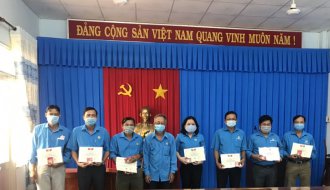 Liên đoàn Lao động huyện Càng Long: Trao 10 Kỷ niệm chương “Vì sự nghiệp xây dựng tổ chức Công đoàn” cho cán bộ công đoàn