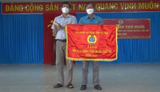 Liên đoàn Lao động huyện Cầu Kè: Nhận Cờ thi đua của Liên đoàn Lao động tỉnh