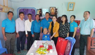 Công đoàn cơ sở Liên đoàn Lao động tỉnh: Thăm, tặng quà các Mẹ Việt Nam Anh hùng