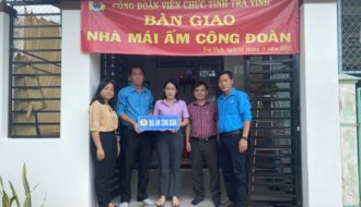 Công đoàn Viên chức tỉnh Trà Vinh: Bàn giao nhà “Mái ấm công đoàn” cho đoàn viên