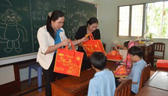 Liên đoàn Lao động tỉnh: Thăm, tặng quà Trung thu tại Trung tâm bảo trợ xã hội tỉnh Trà Vinh