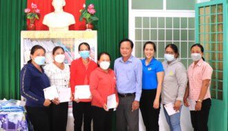 Liên đoàn Lao động huyện Tiểu Cần: Giải ngân Dự án “Quỹ Ngày tiết kiệm Vì phụ nữ nghèo” cho 15 nữ đoàn viên, CNVCLĐ