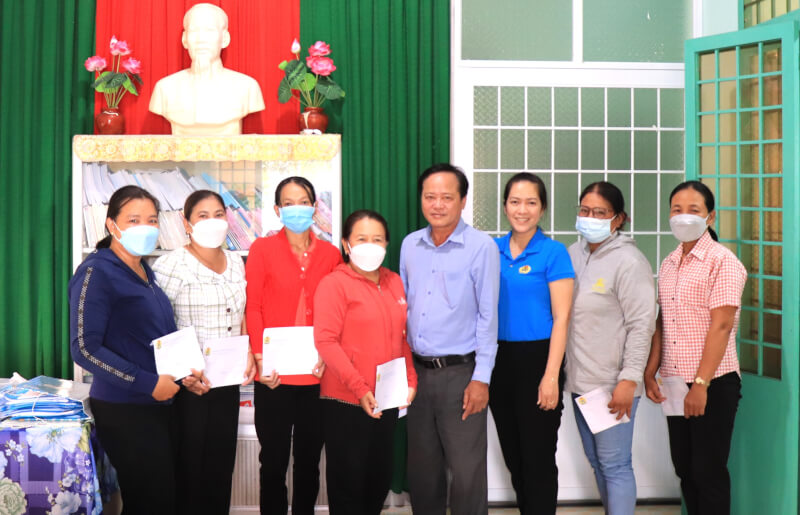 Liên đoàn Lao động huyện Tiểu Cần: Giải ngân Dự án “Quỹ Ngày tiết kiệm Vì phụ nữ nghèo” cho 15 nữ đoàn viên, CNVCLĐ