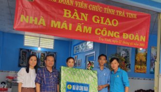 Công đoàn Viên chức Trà Vinh: Ban giao nhà “Mái ấm công đoàn” cho đoàn viên thuộc CĐCS Ban quản lý cảng cá tỉnh Trà Vinh