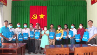 Liên đoàn Lao động huyện Duyên Hải: Trao quà cho đoàn viên công đoàn bị tai nạn lao động có hoàn cảnh khó khăn