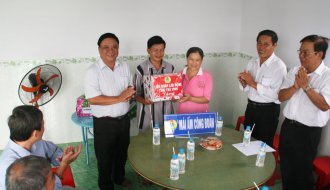 Liên Đoàn lao động thành phố Trà Vinh: Bàn giao nhà mái ấm công đoàn cho đoàn viên bị hỏa hoạn