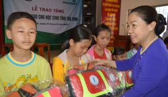 Liên đoàn Lao động tỉnh: Trao tặng học bổng và cặp phao cho học sinh vùng sông nước