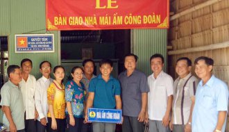 Liên đoàn Lao động huyện Tiểu Cần: Bàn giao nhà “Mái ấm công đoàn” cho anh Nguyễn Minh Thiện