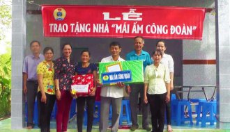 Liên đoàn Lao động huyện Càng Long: BÀN GIAO NHÀ “MÁI ẤM CÔNG ĐOÀN” TRƯỚC THỀM NĂM MỚI 2018