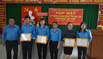 Họp mặt kỷ niệm 89 năm Ngày thành lập Công đoàn Việt Nam: TRAO 27 KỶ NIỆM CHƯƠNG VÌ SỰ NGHIỆP XÂY DỰNG TỔ CHỨC CÔNG ĐOÀN