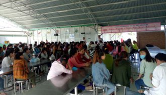 Liên đoàn Lao động huyện Cầu Ngang: Tuyên truyền Luật BHXH và tặng tủ sách pháp luật cho CĐCS Công ty TNHH Woosung Global Vina