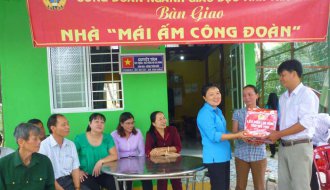 CĐCS Trường THPT Tiểu Cần: Bàn giao 2 căn nhà Mái ấm công đoàn cho đoàn viên
