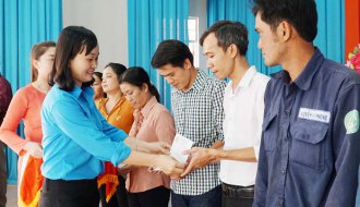 Liên đoàn Lao động thành phố Trà Vinh: 220 công nhân lao động được nhận quà Tết