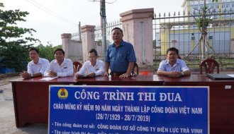 Công đoàn Công ty Điện lực Trà Vinh: Gắn biển công trình chào mừng kỷ niệm 90 năm ngày thành lập Công đoàn Việt Nam.