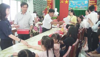 Công đoàn ngành Y tế tỉnh Trà Vinh: Tặng 130 phần quà cho các cháu thiếu nhi nhân dịp Tết Trung thu 2019