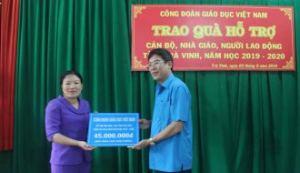 Công đoàn Giáo dục Việt Nam và Công đoàn ngành Giáo dục tỉnh Trà Vinh: Tặng quà cho đoàn viên bệnh hiểm nghèo, khó khăn nhân dịp khai giảng năm học mới