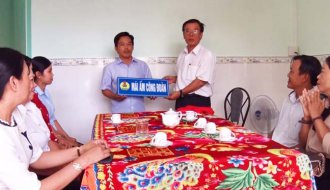 Liên đoàn Lao động thành phố Trà Vinh: Bàn giao nhà “Mái ấm công đoàn” tại CĐCS Phường 5