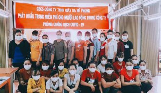 CĐCS Công ty TNHH Giày da Mỹ Phong: Tặng 26.800 khẩu trang vải kháng khuẩn cho nguời lao động