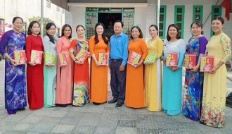 Liên đoàn Lao động huyện Tiểu Cần: Tổ chức họp mặt và tặng quà cho Ban nữ công quần chúng