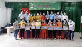 Công ty TNHH Giày da Mỹ Phong hỗ trợ 460 triệu đồng để xây dựng, sửa chữa và tặng quà cho công nhân lao động