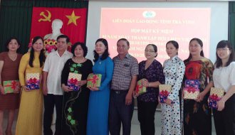 Liên đoàn Lao động tỉnh: Họp mặt nữ cán bộ công đoàn chuyên trách nhân kỷ niệm 90 năm thành lập Hội Liên hiệp Phụ nữ Việt Nam