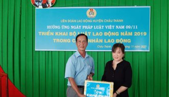 Liên đoàn Lao động huyện Châu Thành: Tuyên truyền hưởng ứng Ngày Pháp luật Việt Nam 09/11
