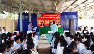 Tuyên truyền pháp luật cho cán bộ, giáo viên và học sinh Trường THPT Hồ Thị Nhâm