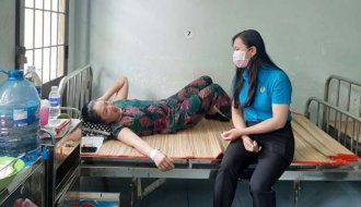 Liên đoàn Lao động tỉnh Trà Vinh: Thăm hỏi, tặng quà công nhân bị ngộ độc thực phẩm