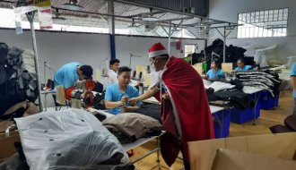 Công đoàn cơ sở Công ty Cổ phần cắt may Sofa Hoa Sen tổ chức tặng quà Noel cho đoàn viên, công nhân lao động nhân ngày Giáng sinh.