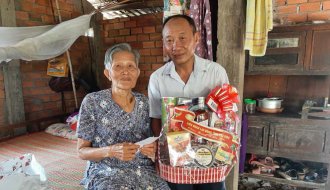 Thăm và tặng quà Mẹ Việt Nam anh hùng