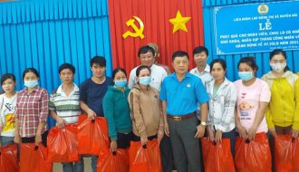 Liên đoàn Lao động thị xã Duyên Hải: Tặng quà cho đoàn viên và người lao động nhân Tháng Công nhân, Tháng hành động về ATVSLĐ năm 2021
