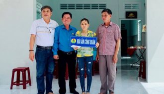 Công đoàn cơ sở Công ty TNHH May Hồng Việt Trà Vinh: Bàn giao nhà mái ấm công đoàn cho chị Nguyễn Kim Đang