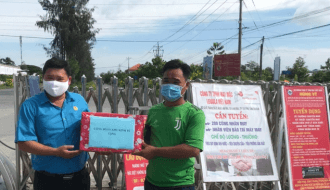 Công đoàn Khu kinh tế tỉnh Trà Vinh: Thăm và tặng quà tại chốt kiểm soát phòng, chống dịch Covid -19 tại Khu Công nghiệp Long Đức