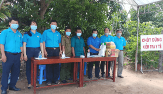 Liên đoàn Lao động huyện Trà Cú: Thăm, tặng quà 06 chốt kiểm tra y tế tại các bến đò, bến phà trên Sông Hậu