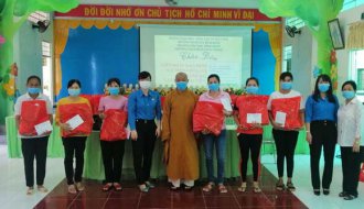 Liên đoàn Lao động tỉnh Trà Vinh: Tặng quà cho cán bộ, giáo viên các trường tư thục do ảnh hưởng của dịch bệnh Covid – 19