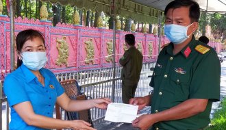 Liên đoàn Lao động huyện Duyên Hải: Tổ chức thăm, tặng quà các lực lượng tuyến đầu phòng, chống Covid-19