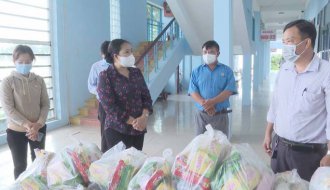 Liên đoàn Lao động tỉnh: Thăm, tặng quà Bệnh viện dã chiến số 1 tỉnh Trà Vinh