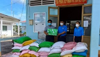 Liên đoàn Lao động tỉnh: Tặng 4 tấn gạo, nhiều phần quà trên địa bàn huyện Cầu Ngang và Duyên Hải