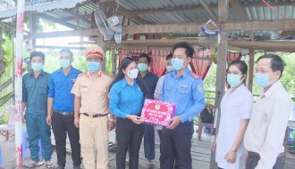 Liên đoàn Lao động tỉnh Trà Vinh: Thăm, tặng quà các chốt kiểm soát dịch bệnh Covid – 19 trên địa bàn