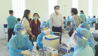 Phó Chủ tịch Ủy ban nhân dân tỉnh Trà Vinh Nguyễn Quỳnh Thiện kiểm tra công tác tiêm ngừa vắc xin COVID – 19 tại Khu Công nghiệp Long Đức