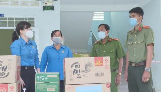 Liên đoàn Lao động tỉnh Trà Vinh: Thăm, động viên, tặng quà tại Bệnh viện dã chiến số 6, số 4, số 1 và các khu cách ly tại huyện Cầu Kè