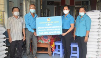 Liên đoàn Lao động tỉnh: Trao tặng quà 500 đoàn viên, người lao động khó khăn do ảnh hưởng dịch COVID-19 huyện Càng Long